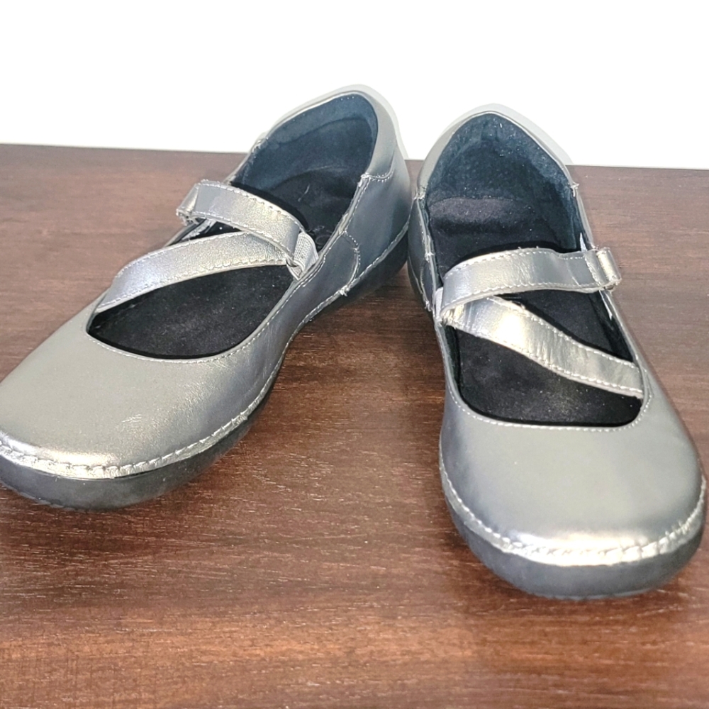 VIONIC Judith Mary Janes Orthaheel Sliver Flats Women's Size 7